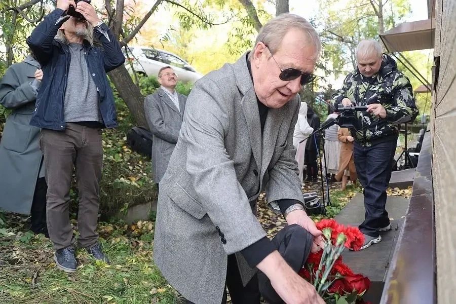 В Петропавловске–Камчатском открыли мемориальную доску в честь Галины Астраханкиной В Петропавловске–Камчатском открыли мемориальную доску в честь Галины Астраханкиной