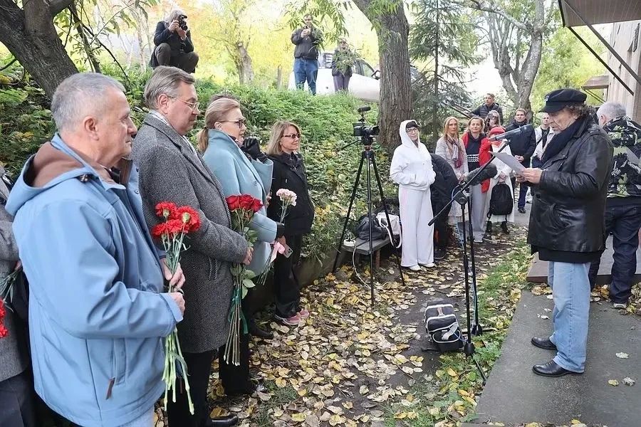 В Петропавловске–Камчатском открыли мемориальную доску в честь Галины Астраханкиной В Петропавловске–Камчатском открыли мемориальную доску в честь Галины Астраханкиной