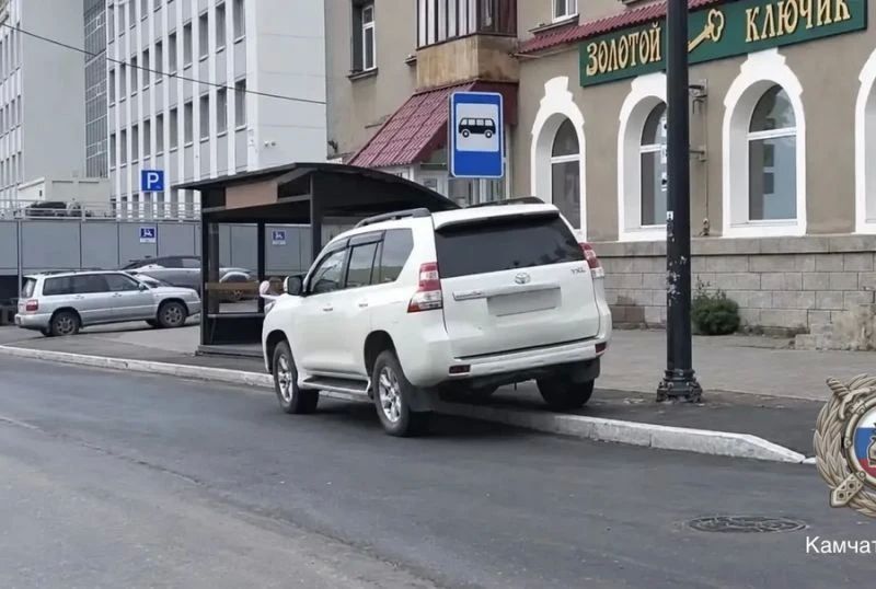 Камчатские автоинспекторы нашли нарушителя правил парковки в соцсетях