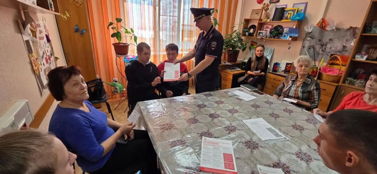 Полицейские провели беседу по предупреждению дистанционных мошенничеств в центре социального обслуживания Полицейские провели беседу по предупреждению дистанционных мошенничеств в центре социального обслуживания