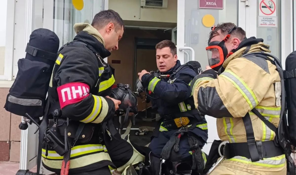 Петропавловск-Камчатский городской суд тренировались тушить пожарные МЧС России Петропавловск-Камчатский городской суд тренировались тушить пожарные МЧС России