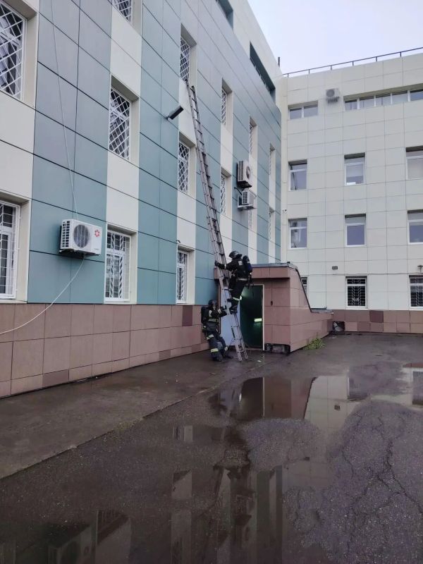 Петропавловск-Камчатский городской суд тренировались тушить пожарные МЧС России Петропавловск-Камчатский городской суд тренировались тушить пожарные МЧС России