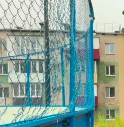 Вандалы порвали сетки хоккейного поля в елизовском парке «Простоквашино»
