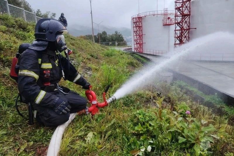 Камчатские пожарные тренировались тушить пожар на нефтебазе