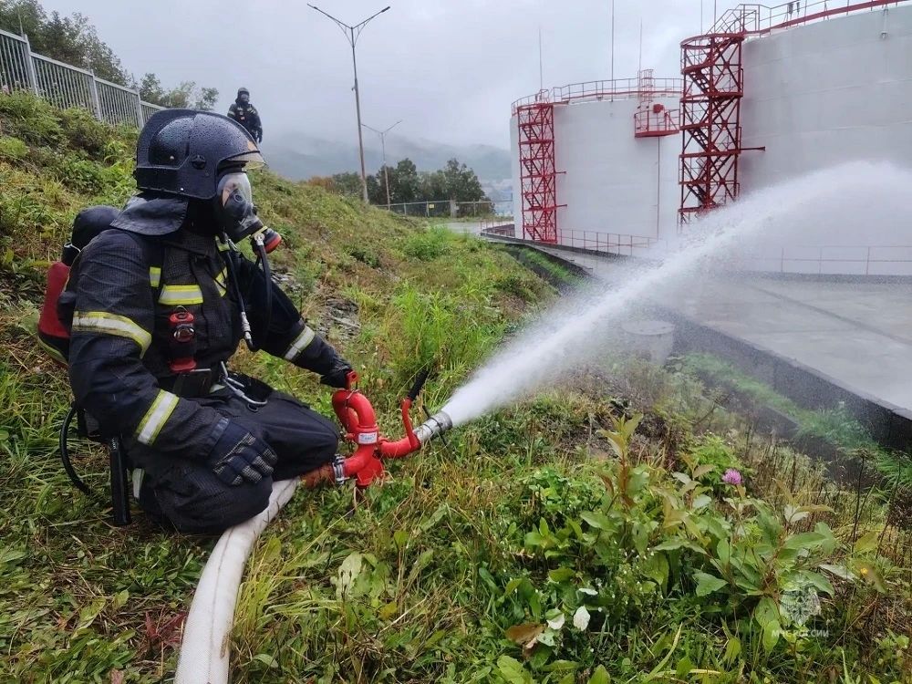 Пожарно-тактические учения прошли на территории одной из нефтебаз Петропавловска-Камчатского Пожарно-тактические учения прошли на территории одной из нефтебаз Петропавловска-Камчатского