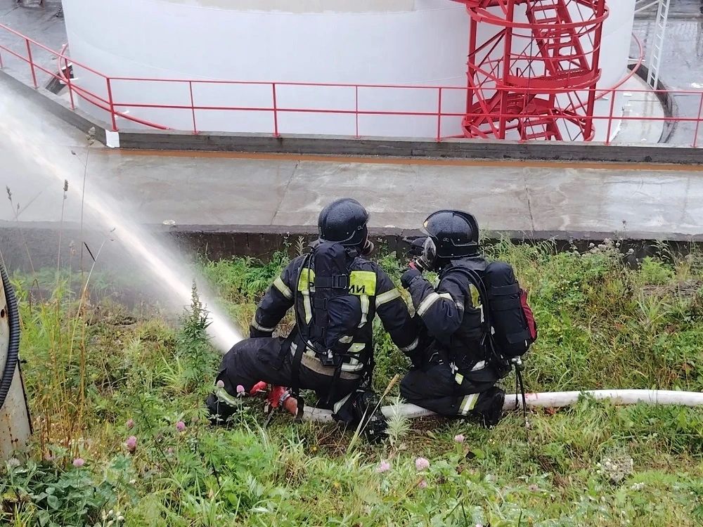 Пожарно-тактические учения прошли на территории одной из нефтебаз Петропавловска-Камчатского Пожарно-тактические учения прошли на территории одной из нефтебаз Петропавловска-Камчатского