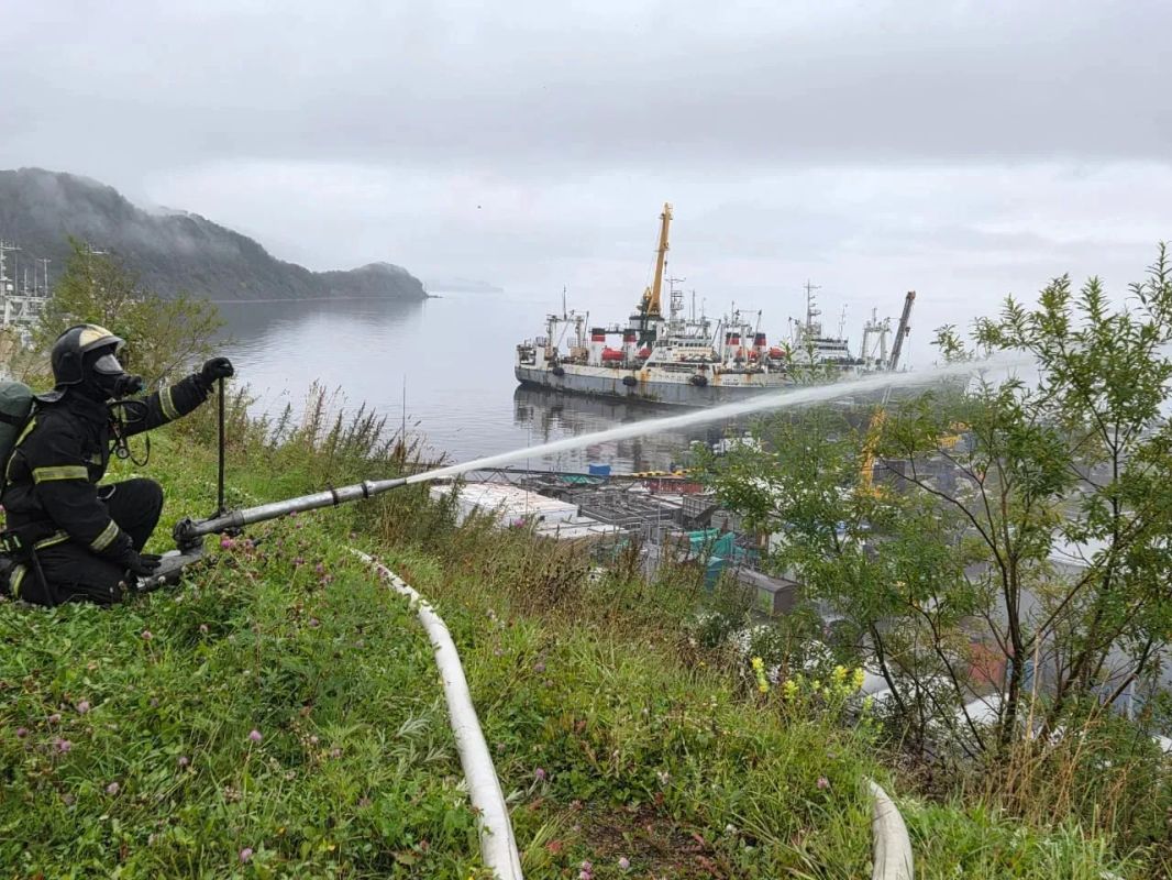Пожарно-тактические учения прошли на территории одной из нефтебаз Петропавловска-Камчатского Пожарно-тактические учения прошли на территории одной из нефтебаз Петропавловска-Камчатского