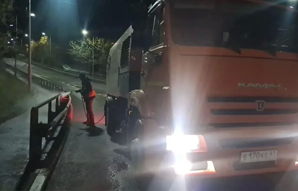 Город день за днем. 12 октября 2026 года В Петропавловске-Камчатском продолжаются работы по содержанию улично-дорожной сети в круглосуточном режиме В дневное время специалисты очищают тротуары, прибордюрные зоны и... Город день за днем. 12 октября 2026 года В Петропавловске-Камчатском продолжаются работы по содержанию улично-дорожной сети в круглосуточном режиме В дневное время специалисты очищают тротуары, прибордюрные зоны и...