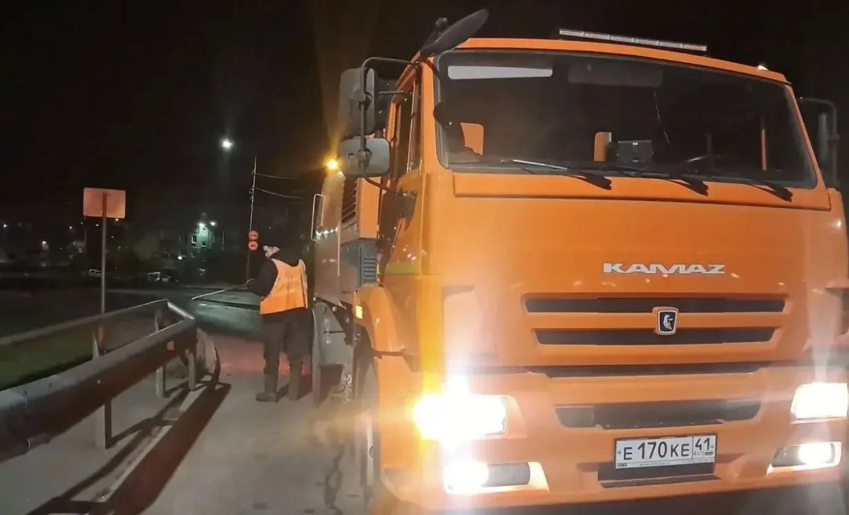 Город день за днем. 12 октября 2026 года В Петропавловске-Камчатском продолжаются работы по содержанию улично-дорожной сети в круглосуточном режиме В дневное время специалисты очищают тротуары, прибордюрные зоны и... Город день за днем. 12 октября 2026 года В Петропавловске-Камчатском продолжаются работы по содержанию улично-дорожной сети в круглосуточном режиме В дневное время специалисты очищают тротуары, прибордюрные зоны и...