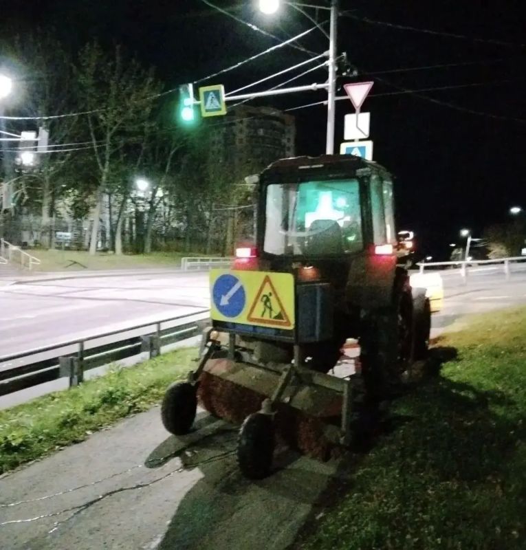 Город день за днем. 12 октября 2026 года В Петропавловске-Камчатском продолжаются работы по содержанию улично-дорожной сети в круглосуточном режиме В дневное время специалисты очищают тротуары, прибордюрные зоны и... Город день за днем. 12 октября 2026 года В Петропавловске-Камчатском продолжаются работы по содержанию улично-дорожной сети в круглосуточном режиме В дневное время специалисты очищают тротуары, прибордюрные зоны и...