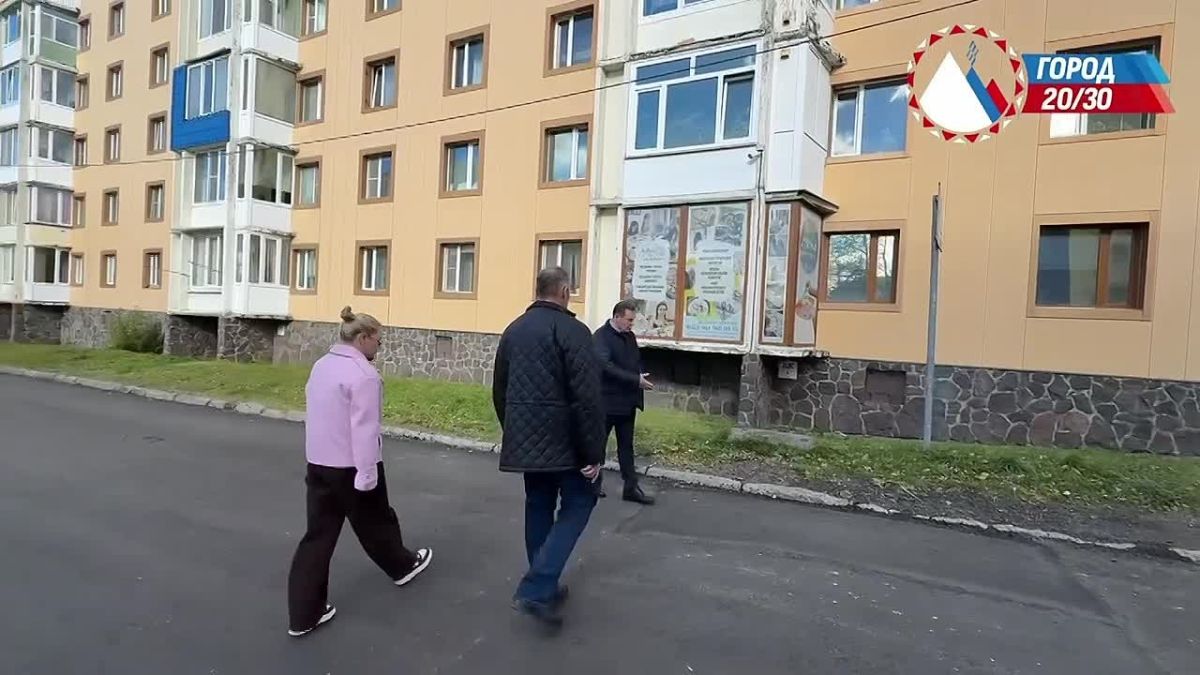Вместе с директором Службы автомобильных дорог Александром Здановским проверил ход работ на улицах Бохняка и Савченко. Оба объекта ремонтируются в рамках программы развития «Город 20/30»