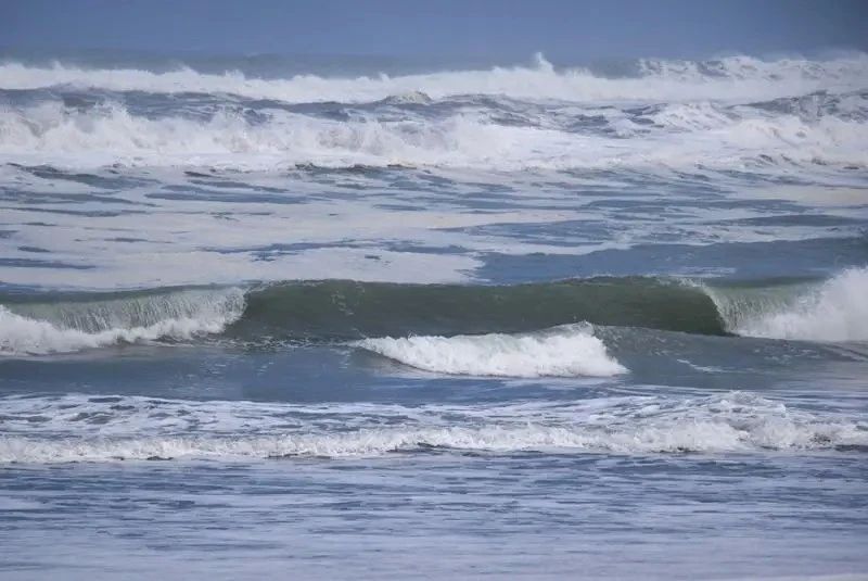 Морские волны угрожают размыть дорогу на западе Камчатки