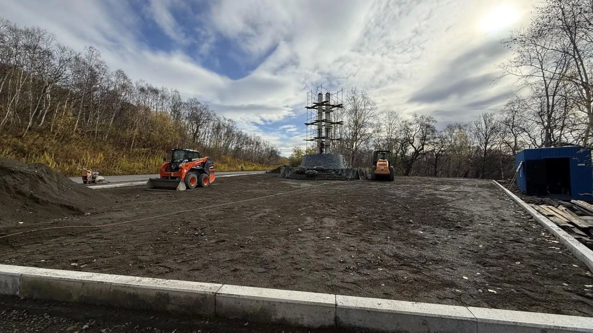 В Вилючинске продолжается благоустройство у въездной стелы В Вилючинске продолжается благоустройство у въездной стелы