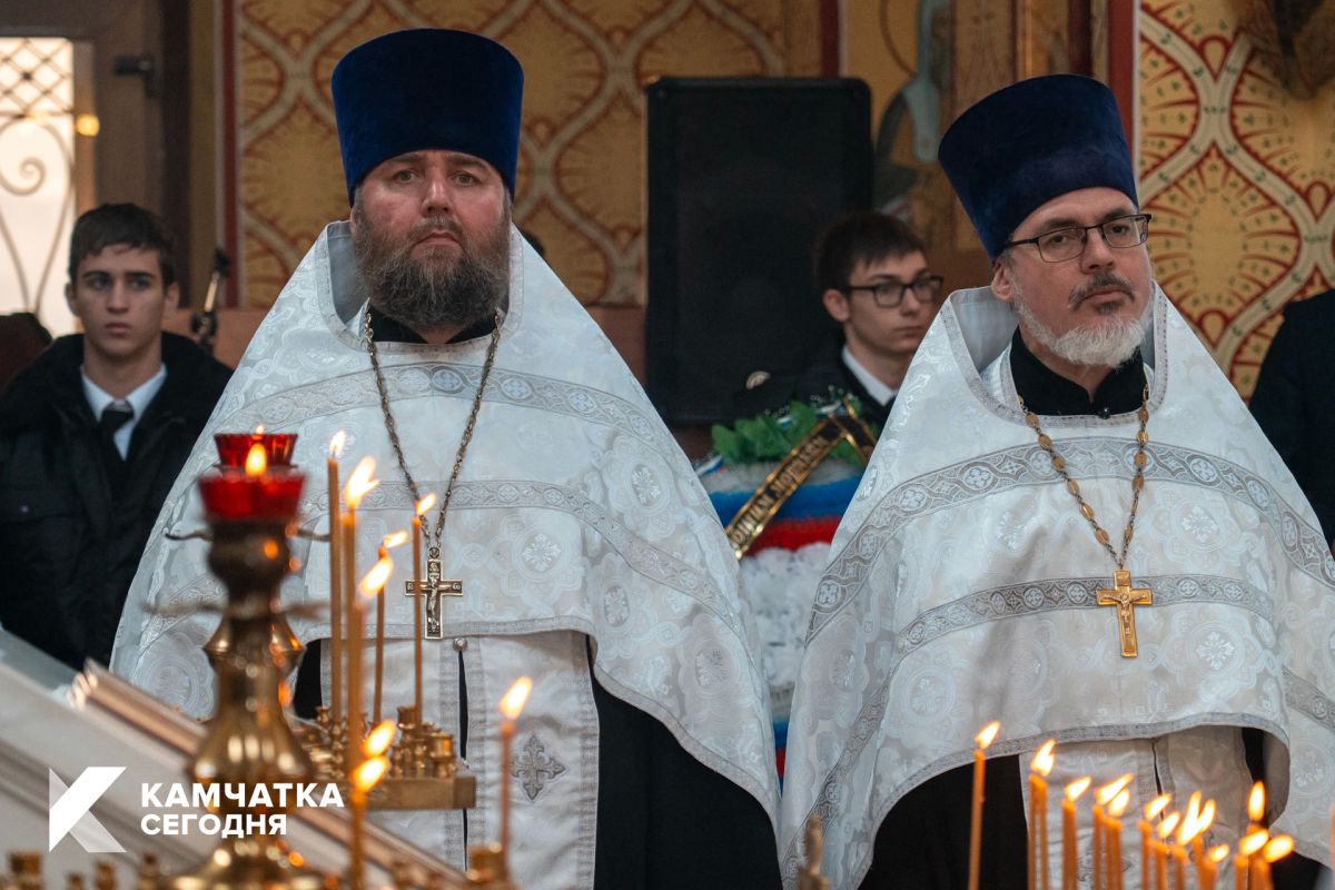 На Камчатке почтили память моряков и рыбаков, не вернувшихся из моря На Камчатке почтили память моряков и рыбаков, не вернувшихся из моря