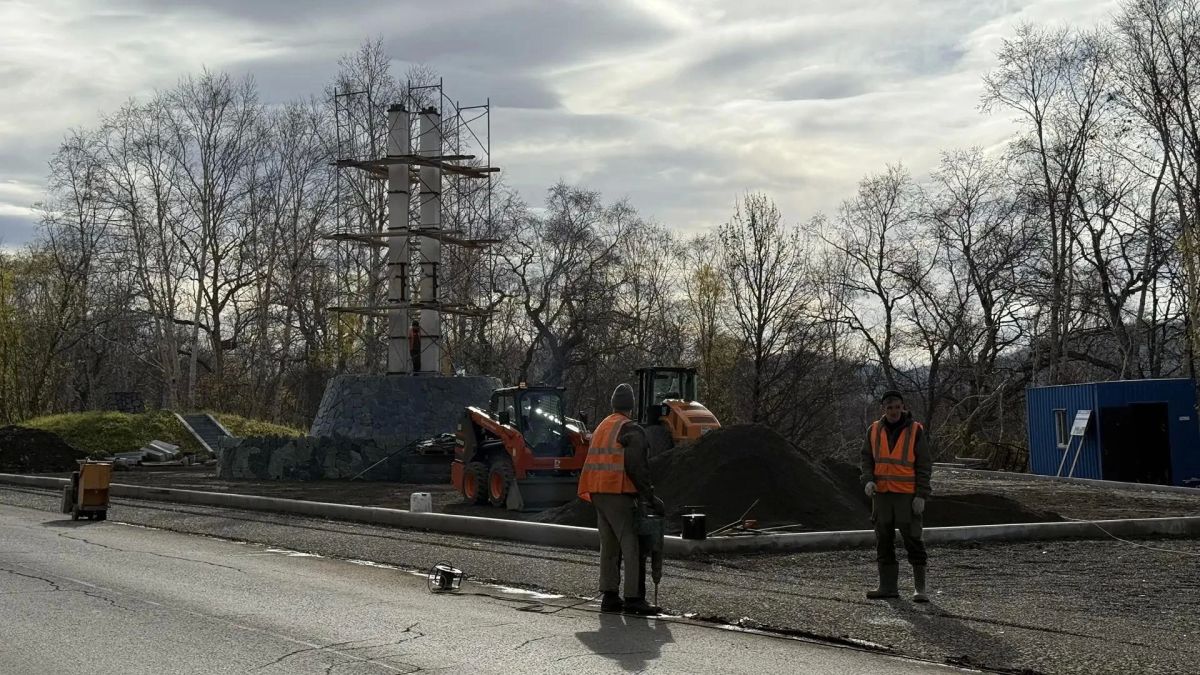 В Вилючинске продолжается благоустройство у въездной стелы В Вилючинске продолжается благоустройство у въездной стелы