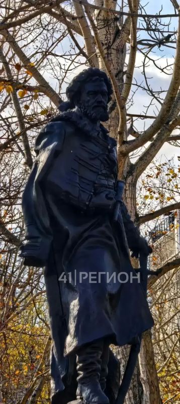 Прямо сейчас в городском парке «Электрон» торжественно открыли памятник Владимиру Атласову В церемонии открытия принял участие глава региона Владимир Солодов Прямо сейчас в городском парке «Электрон» торжественно открыли памятник Владимиру Атласову В церемонии открытия принял участие глава региона Владимир Солодов