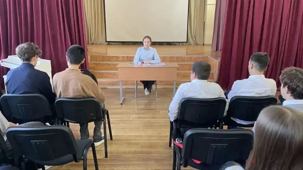 О важном — со школьниками: прокуроры продолжают работу по правовому просвещению О важном — со школьниками: прокуроры продолжают работу по правовому просвещению