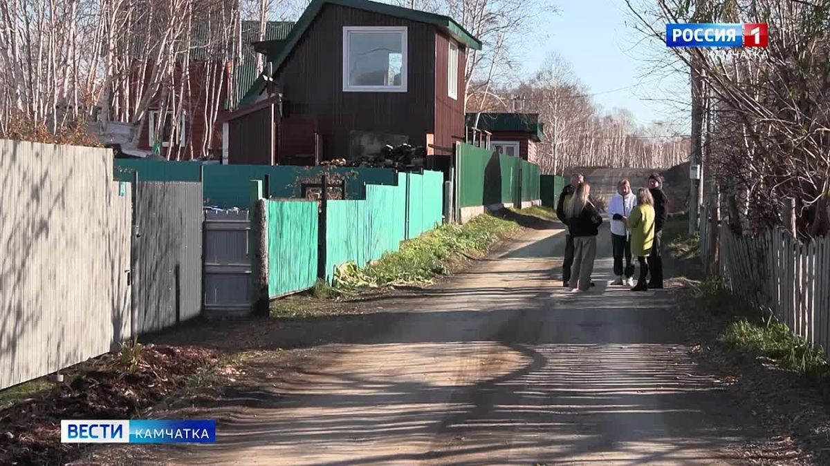 Дорогу построили, а теперь дачники не знают, как избавиться от пыли и лихачей