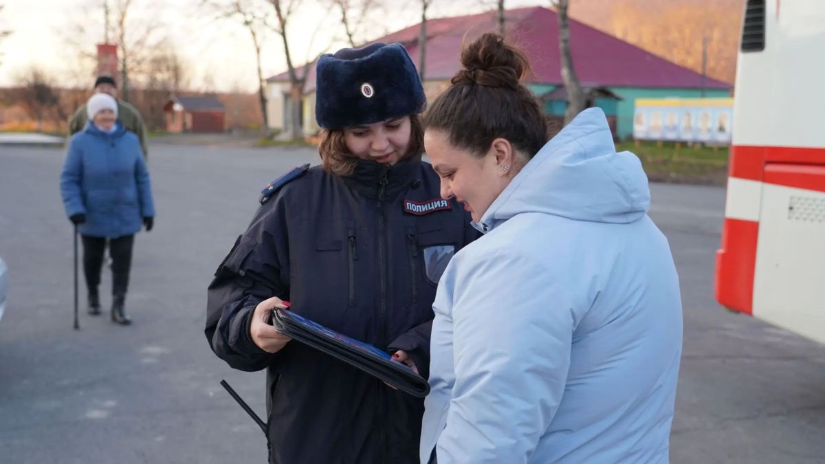 Полицейские. рассказали гражданам, как защититься от мошенников Полицейские. рассказали гражданам, как защититься от мошенников