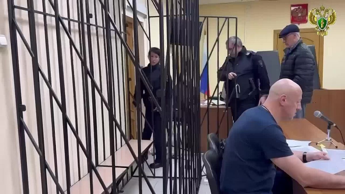 ЗАВЕДУЮЩЕГО ОТДЕЛЕНИЕМ ПЛАСТИЧЕСКОЙ ХИРУРГИИ НА КАМЧАТКЕ ЗАКЛЮЧИЛИ ПОД СТРАЖУ