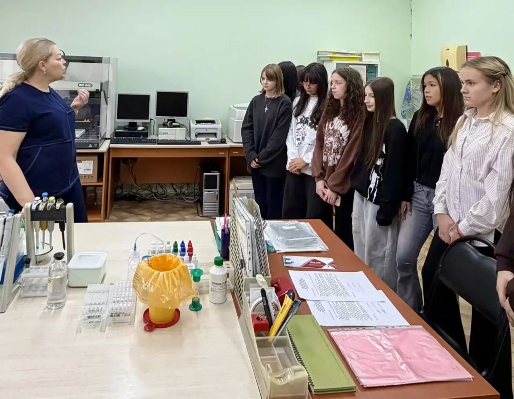 Школьники Камчатки понаблюдали за работой медиков краевой станции переливания крови Школьники Камчатки понаблюдали за работой медиков краевой станции переливания крови