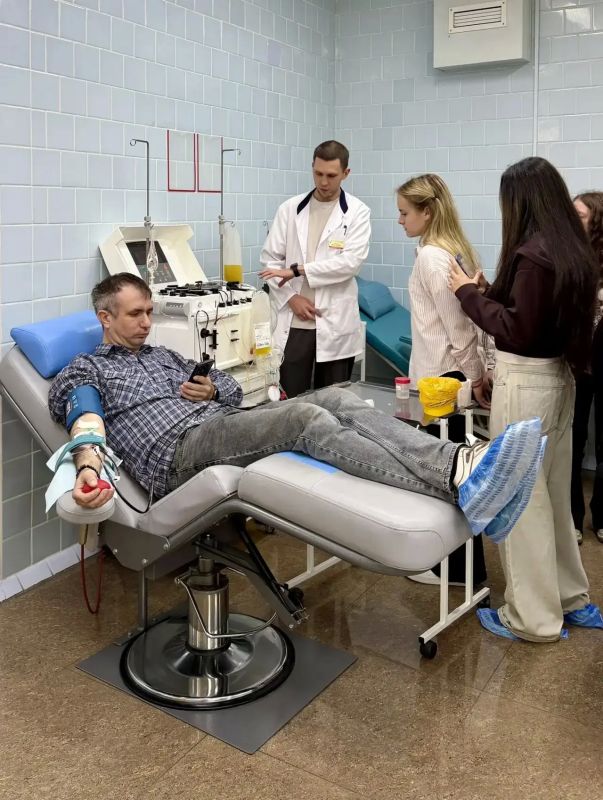 Школьники Камчатки понаблюдали за работой медиков краевой станции переливания крови Школьники Камчатки понаблюдали за работой медиков краевой станции переливания крови