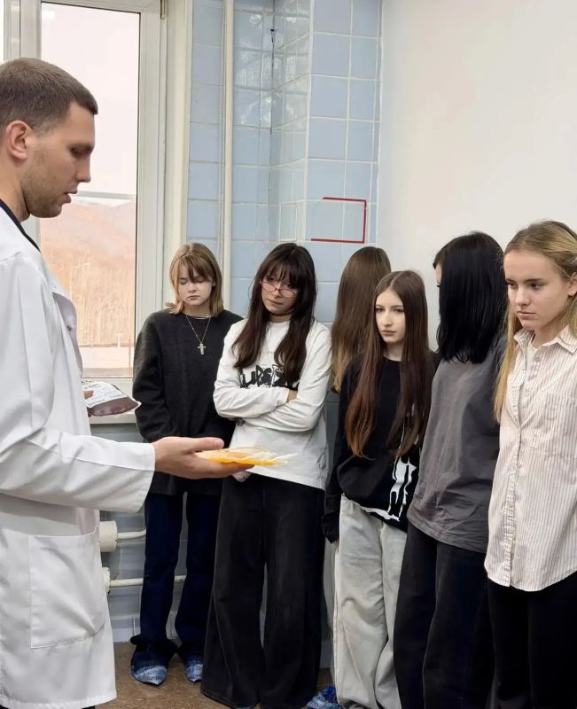 Школьники Камчатки понаблюдали за работой медиков краевой станции переливания крови Школьники Камчатки понаблюдали за работой медиков краевой станции переливания крови