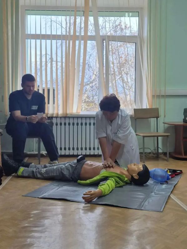 В Вилючинской городской больнице прошло обучение по оказанию первой помощи. Мероприятие состоялось совместно с врачами Центра медицины катастроф города Петропавловска-Камчатского В Вилючинской городской больнице прошло обучение по оказанию первой помощи. Мероприятие состоялось совместно с врачами Центра медицины катастроф города Петропавловска-Камчатского
