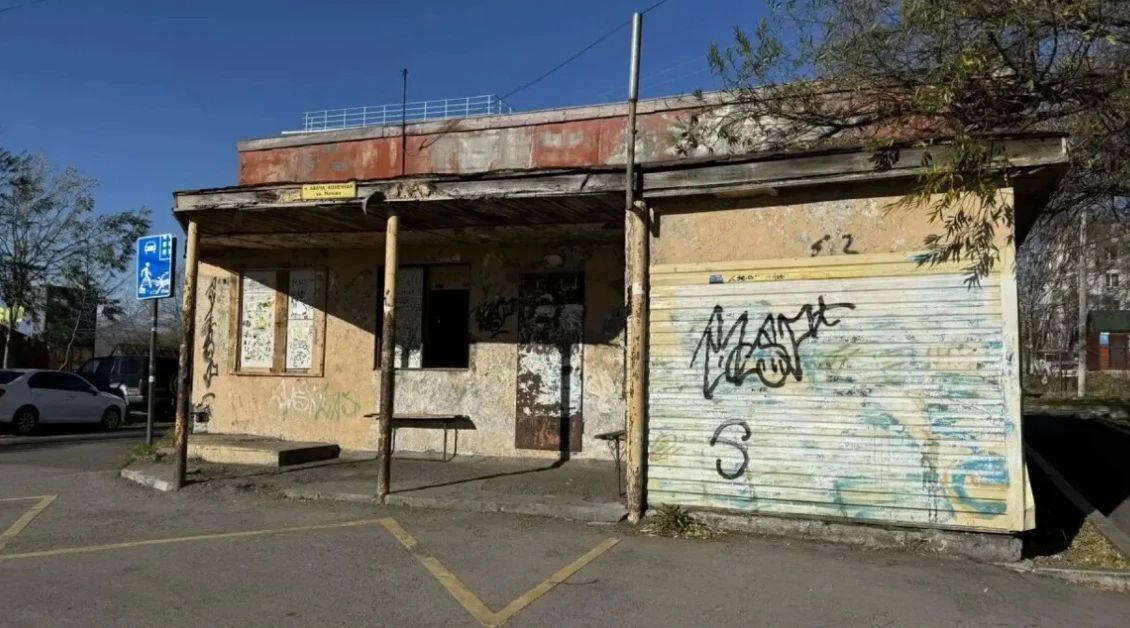 Добились через суд: в мкрн Авача на месте аварийной заброшки установят остановку