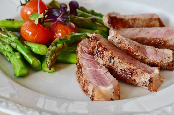 Как приготовить сочное и мягкое мясо в микроволновке: три хитрости
