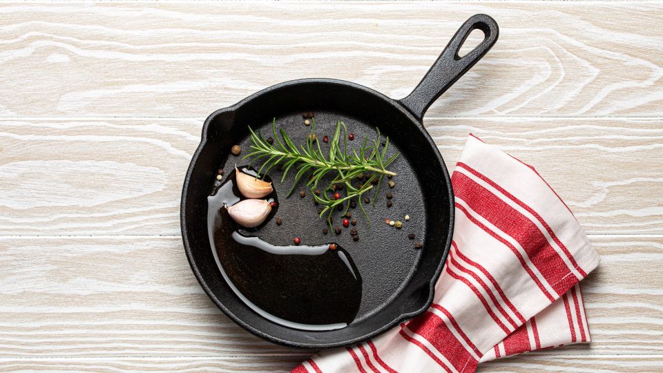 Не спешите выбрасывать: этот лайфхак из СССР вернет «убитую» сковородку к жизни