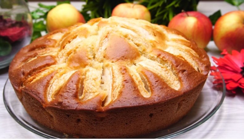 Находка для горячих хозяек: быстрый и сочный пирог на кефире за считанные минуты