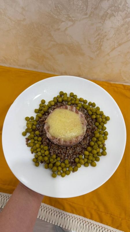 Простой и сытный обед: стейк из тунца с гречкой и горошком