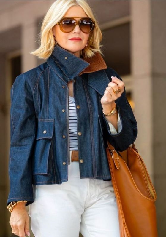 Как стильно носить джинсовую куртку после 50: советы для современного образа