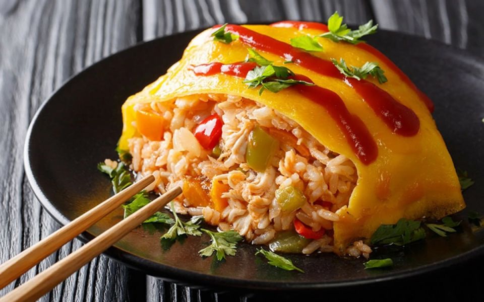 Омурайсу: Японская кулинарная традиция с западным акцентом