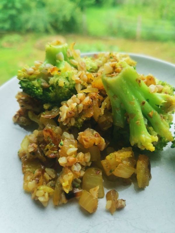 Карри в меню: как специи превращают простой лук и броккол? в заботу о теле