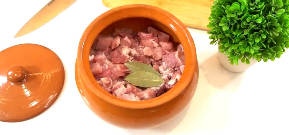 Фирменное блюдо мамы мясо по-русски с хлебным ароматом бородинского хлеба