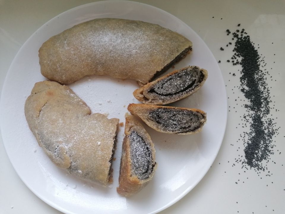 Деликатный маковый рулет из духовки: постный десерт для спокойного вечера