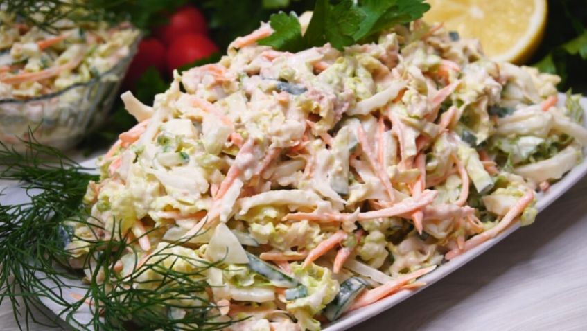 Салат с пекинской капустой и печенью трески: свежесть и вкус в каждой порции