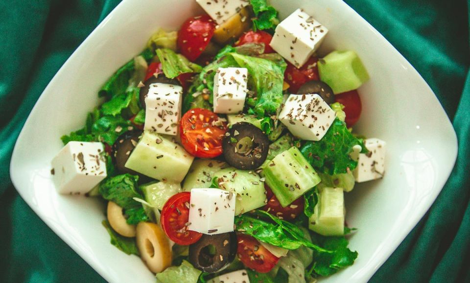 В ресторане или на уличной лавке — аппетит к греческим блюдам растёт сам по себе