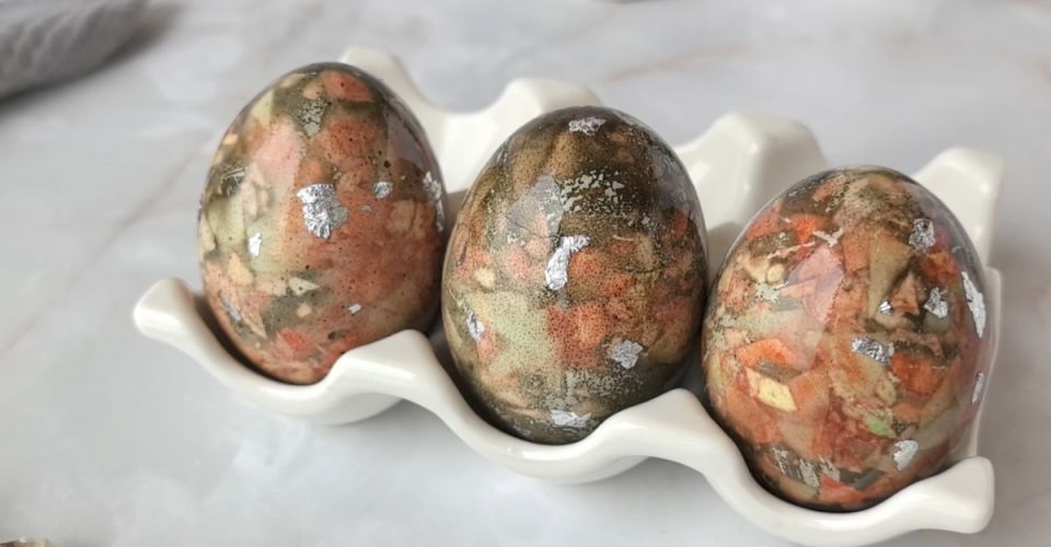 Необычное искусство: как превратить обычные яйца в стильные шедевры с эффектом камня