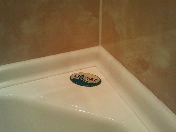 Надежные способы заделать стык между ванной и стеной